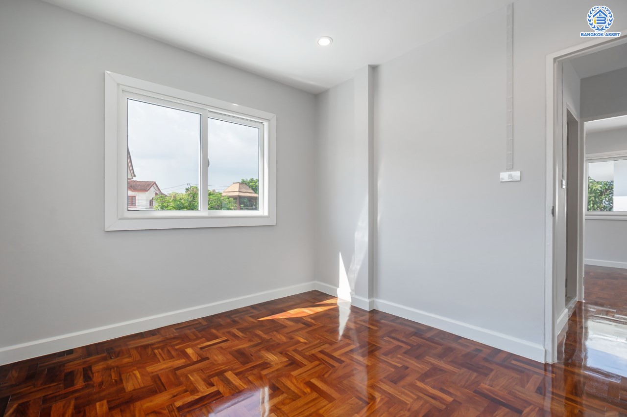 บ้านมือสองตกแต่งใหม่ คุณภาพแบรนด์ LH ม.ชลลดา บางบัวทอง เนื้อที่ 62 ตร.ว. ตกแต่งหรูหรา ฟังก์ชันจัดเต็ม 3 ห้องนอน 2 ห้องน้ำ จอดรถได้ 2 คัน พร้อม Facilities ครบ! บนทำเลคุณภาพ เชื่อมต่อได้หลายเส้นทาง ใกล้เซ็นทรัลเวสต์เกต และรถไฟฟ้า "สถานีบางพลู"